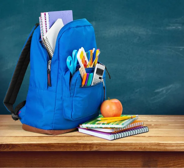 Papelería escolar en mochila —  Fotos de Stock