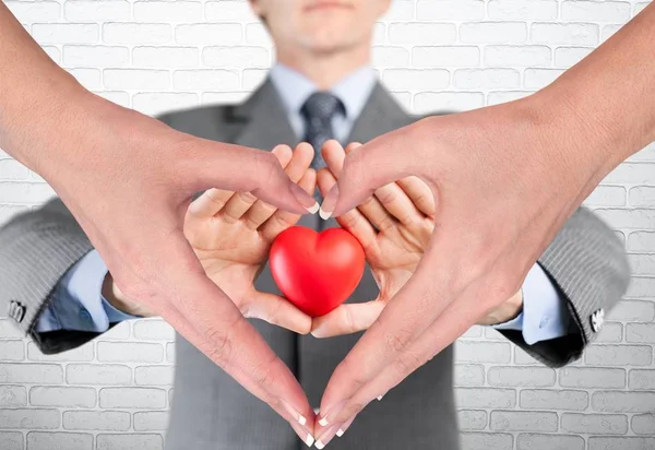 Hombre Mujer Sosteniendo Corazón Rojo —  Fotos de Stock