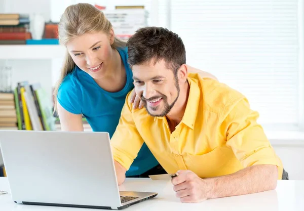 Casal trabalhando com laptop — Fotografia de Stock