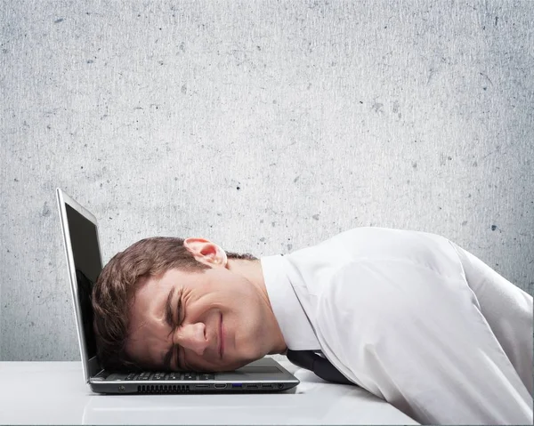 Jonge man met laptop — Stockfoto