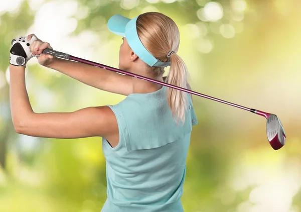 Štíhlá žena hrát golf — Stock fotografie