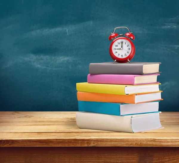 Masa üzerinde kitap yığını 