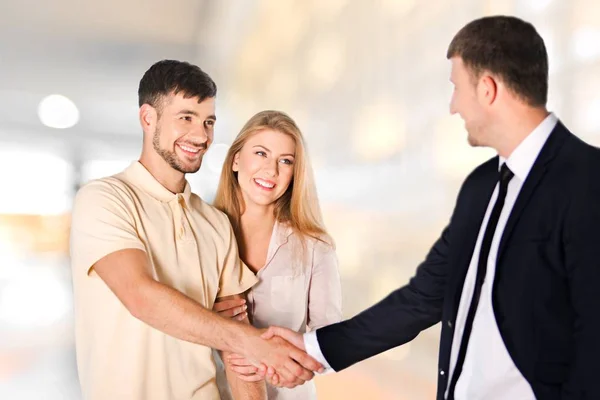Happy couple with Seller — Stock Photo, Image