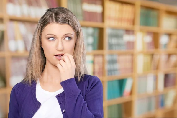 Junge nachdenkliche Frau — Stockfoto