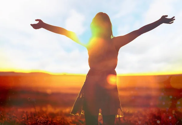 Young woman with arms outstretched — Stock Photo, Image