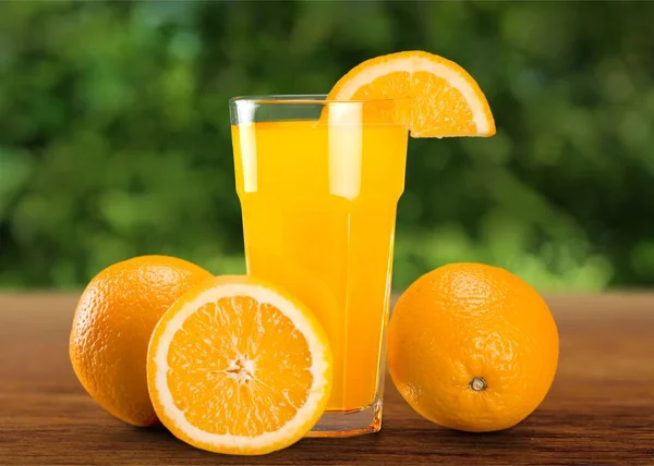 Lezzetli portakal suyu bir bardak — Stok fotoğraf