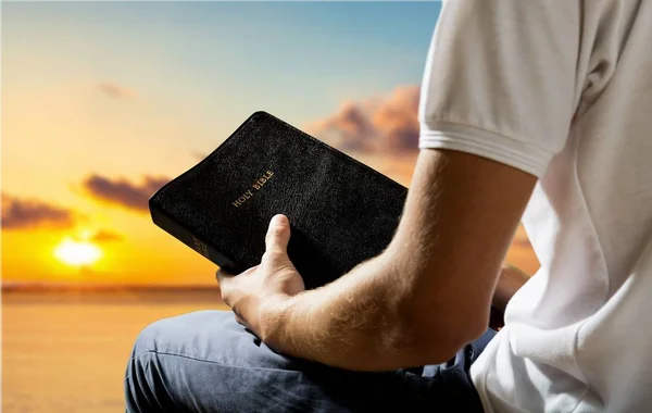 Libro biblico di Man Holding — Foto Stock