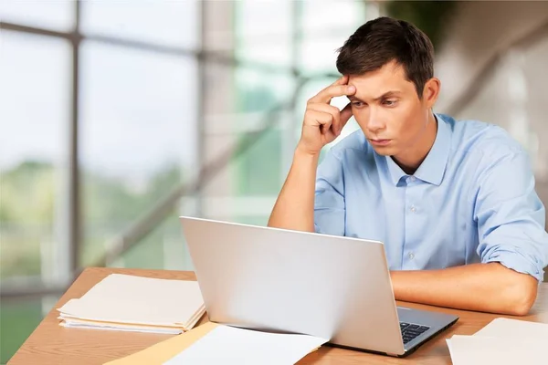 Homme d'affaires stressé avec ordinateur portable — Photo