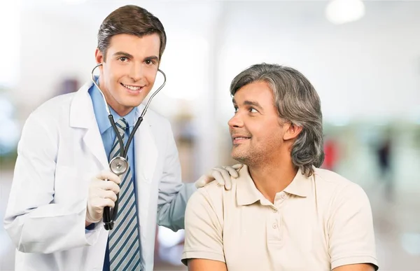 Consultoría médica con paciente masculino — Foto de Stock