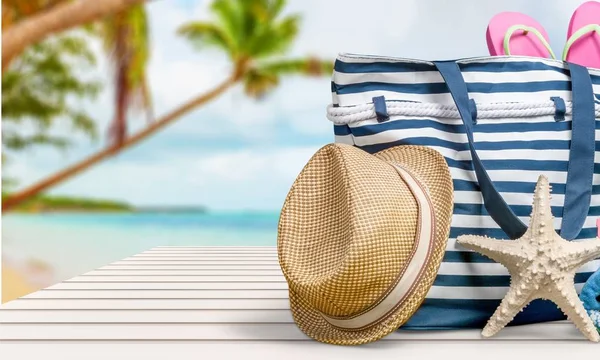 Sac de plage avec un chapeau — Photo