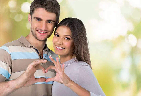 Pareja mostrando signo de corazón — Foto de Stock