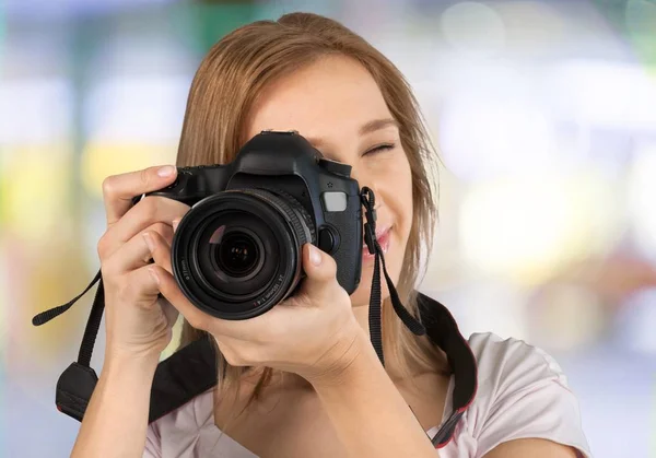 Wanita muda dengan kamera — Stok Foto