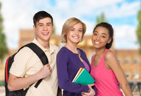 Groupe d'étudiants avec des livres — Photo