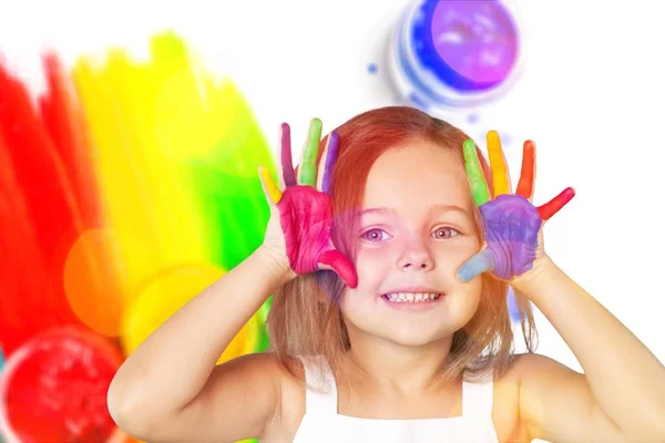 Kis lány mutatja a festett kezét — Stock Fotó