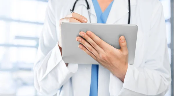 Doktor, pracovat s počítačem tablet pc — Stock fotografie