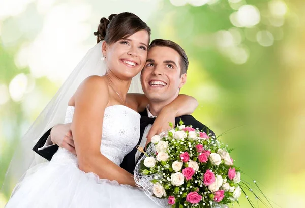 Bruden och brudgummen håller snygg bukett — Stockfoto