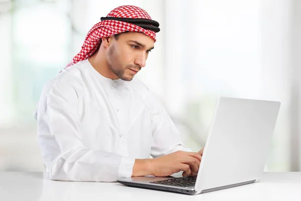 Árabe homem trabalhando com laptop — Fotografia de Stock