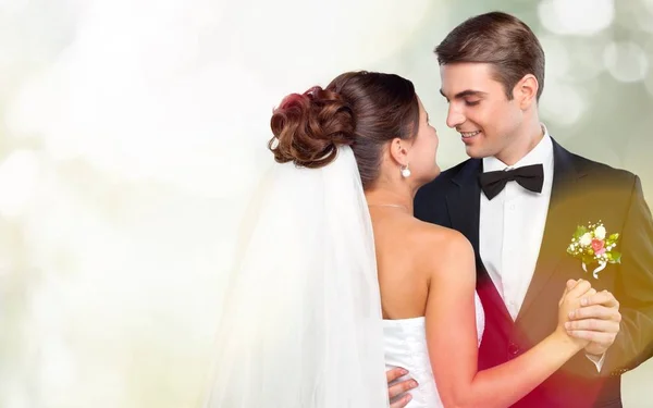 Junges Hochzeitspaar — Stockfoto