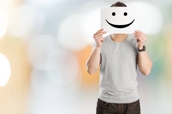 Man met papier met lachende gezicht — Stockfoto
