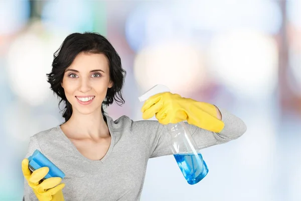 Mujer de limpieza con spray — Foto de Stock