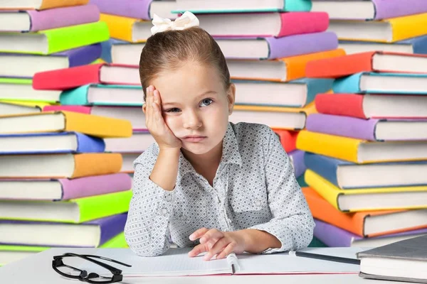 Hermosa chica con montón de libros — Foto de Stock