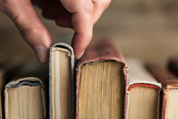 Imagen Una Mano Seleccionando Libro Antiguo — Foto de Stock