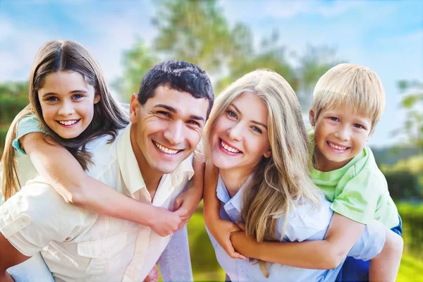 Belle famille dans le parc — Photo