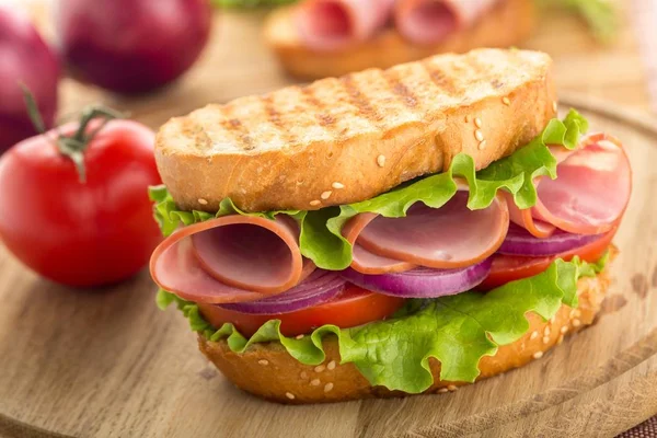 Sandwich met groenten en vlees — Stockfoto