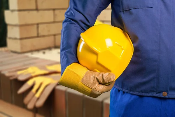 Trabalhador homem com capacete — Fotografia de Stock