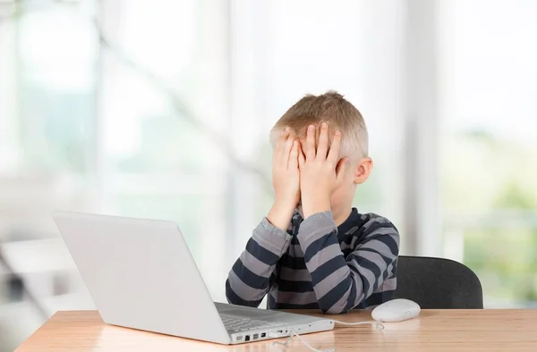 Menino com laptop — Fotografia de Stock