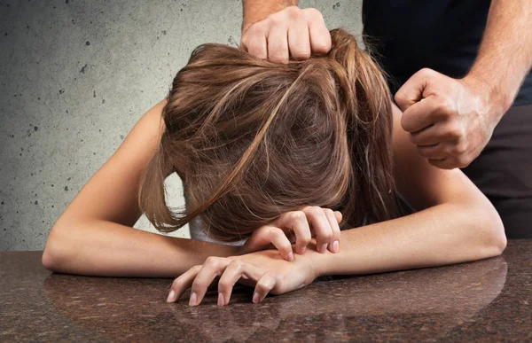 Donna vittima di violenza domestica — Foto Stock