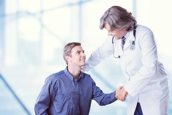 Barátságos orvos kézfogás beteg — Stock Fotó