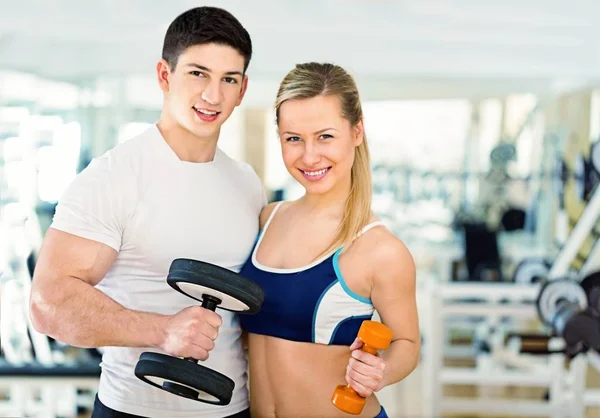 Exercice en couple dans la salle de gym — Photo