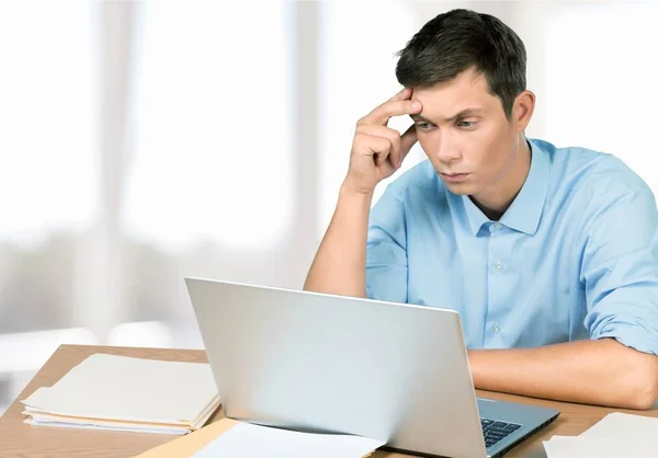 Geschäftsmann mit Laptop — Stockfoto