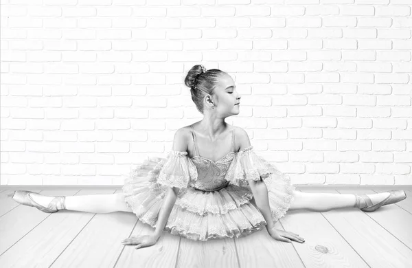 Pequena bailarina menina em tutu — Fotografia de Stock