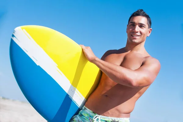 Homem com prancha de surf — Fotografia de Stock