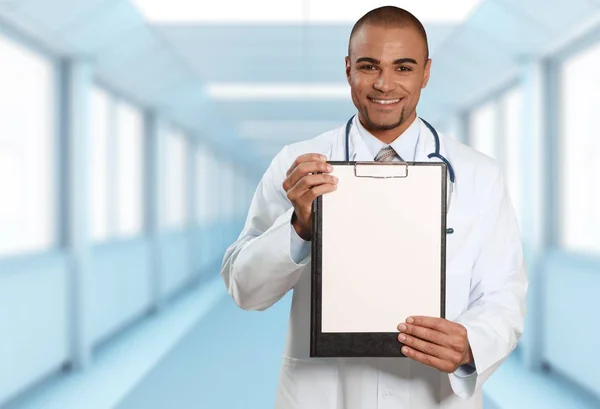 Medico tenendo appunti — Foto Stock