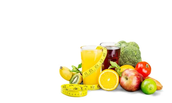 Glasögon av färsk juice och frukter med grönsaker — Stockfoto