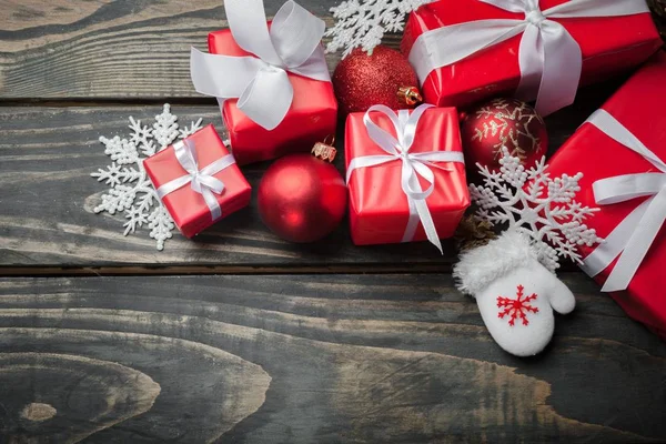 Vánoční dekorace a dárkové krabice — Stock fotografie