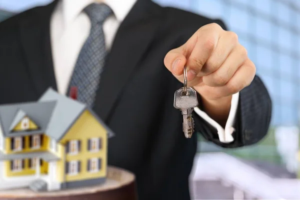 Empresário segurando modelo de casa — Fotografia de Stock