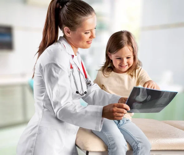 Jovem médico com menina — Fotografia de Stock