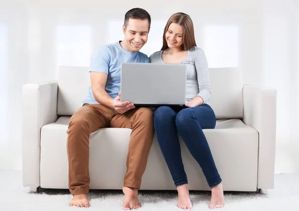 Pareja usando el ordenador portátil en casa — Foto de Stock