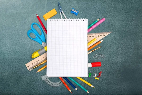 Bloc de notas en blanco con útiles escolares —  Fotos de Stock