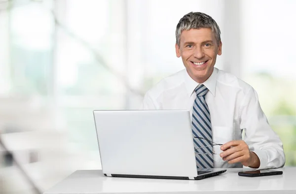 Homem de negócios encantador com laptop — Fotografia de Stock