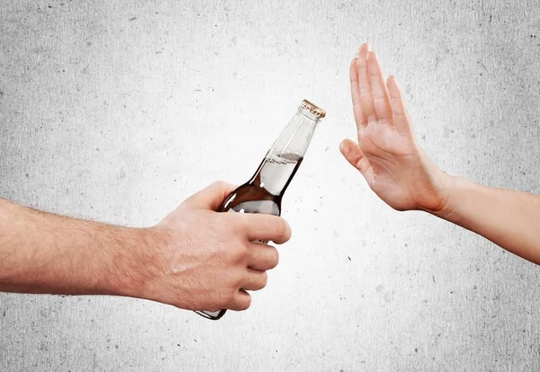 Hand Verwerpen Flesje Bier — Stockfoto