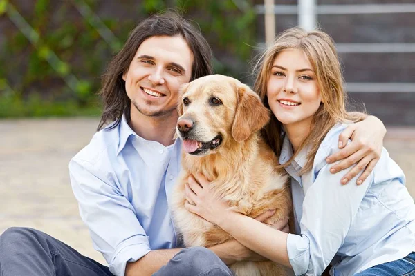 Linda pareja con perro al aire libre — Foto de Stock