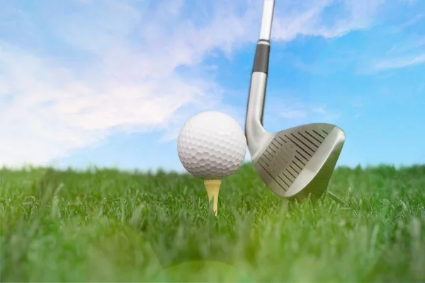 Pelota de golf en T — Foto de Stock
