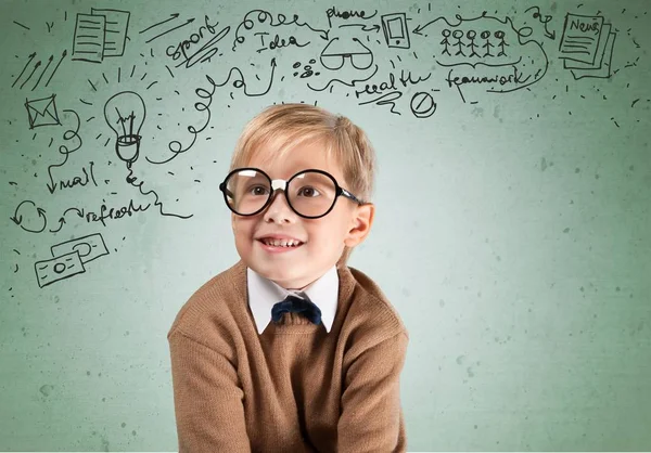 düşünme gözlüklü genç çocuk