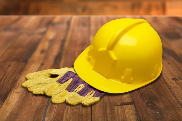 Amarillo duro sombrero y guantes —  Fotos de Stock