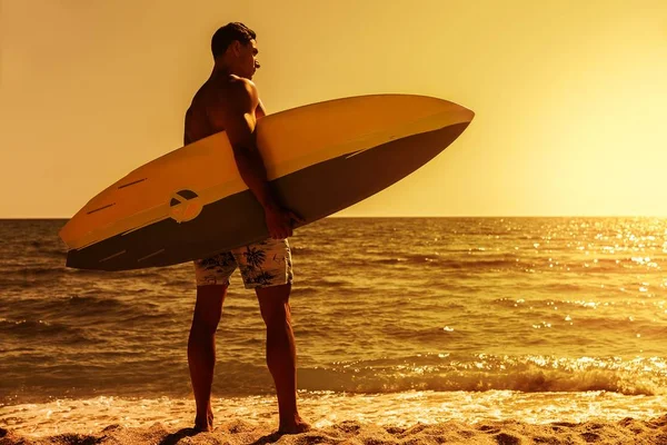 Homem com prancha de surf — Fotografia de Stock